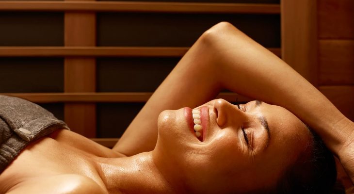 Foto van genietende vrouw in sauna