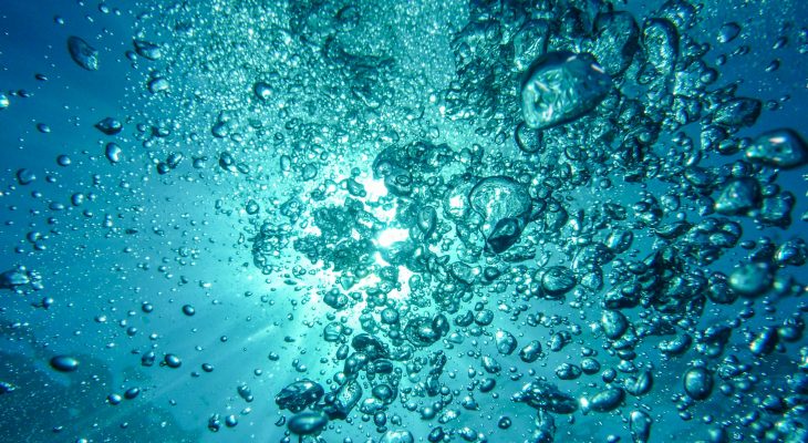 Foto van water en bubbels.